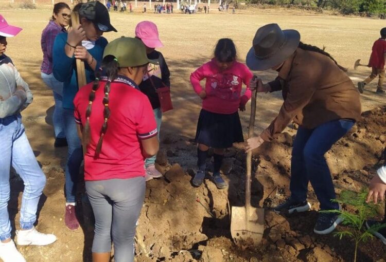 Santa María del Oro apuesta por el futuro verde: 30 nuevos árboles en Bukingham