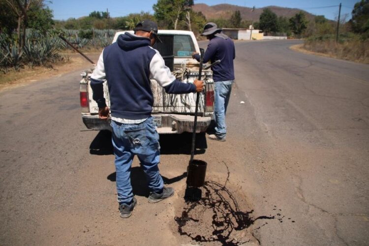 Santa María del Oro avanza con trabajos de bacheo para una mejor movilidad