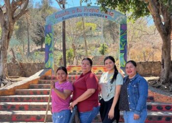 IMJUVE de Ahuacatlán limpia escalinatas