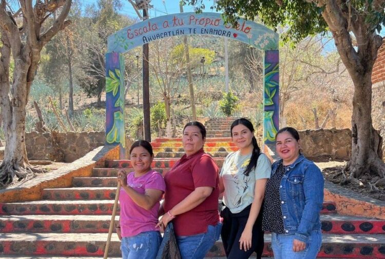 IMJUVE de Ahuacatlán limpia escalinatas