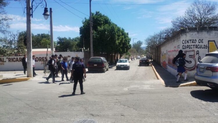 Refuerzan seguridad en zonas escolares de Ahuacatlán