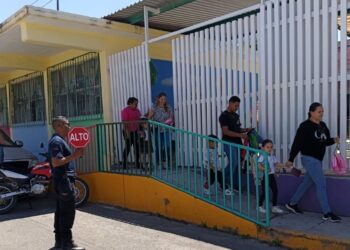 Refuerzan seguridad en zonas escolares de Ahuacatlán