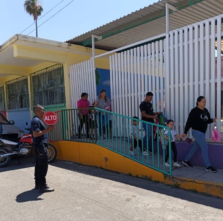 Refuerzan seguridad en zonas escolares de Ahuacatlán