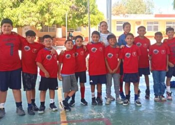 Orgullo Ahuacatlense: Equipo de fútbol escolar compite en fase estatal