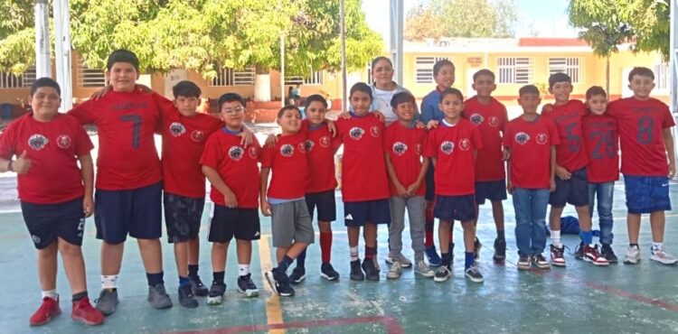 Orgullo Ahuacatlense: Equipo de fútbol escolar compite en fase estatal