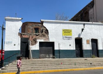 Vieja finca en ruinas pone en riesgo a peatones y automovilistas en pleno centro de Ahuacatlán