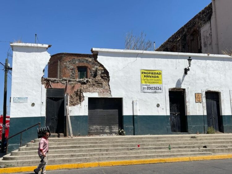 Vieja finca en ruinas pone en riesgo a peatones y automovilistas en pleno centro de Ahuacatlán