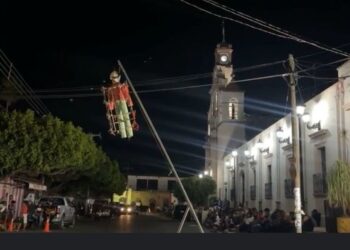 ¡Arde el Judas! Tradición, sátira y pólvora en Ahuacatlán