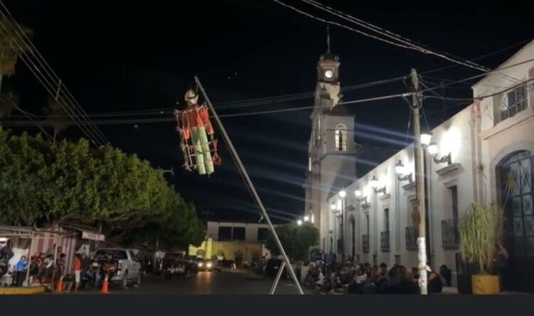 ¡Arde el Judas! Tradición, sátira y pólvora en Ahuacatlán