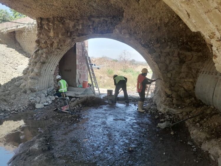 Avanza rehabilitación del puente de acceso al Ejido Librado Rivera