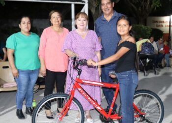 Gobierno y DIF de Ahuacatlán llevan alegría a la niñez de las comunidades