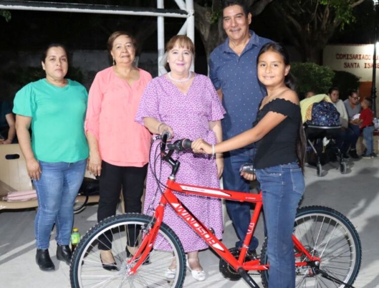 Gobierno y DIF de Ahuacatlán llevan alegría a la niñez de las comunidades