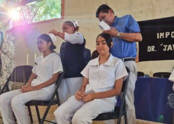 Colocan cofias y gafetes a estudiantes de la UAP 8 de Ahuacatlán