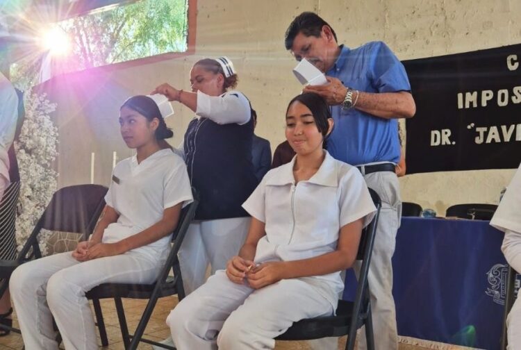 Colocan cofias y gafetes a estudiantes de la UAP 8 de Ahuacatlán