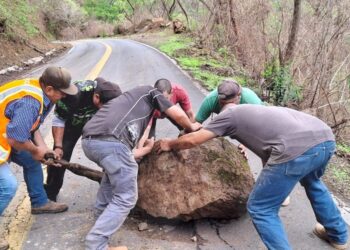 Ayuntamiento de Santa María del Oro atiende deslizamiento en carretera rumbo a la Laguna