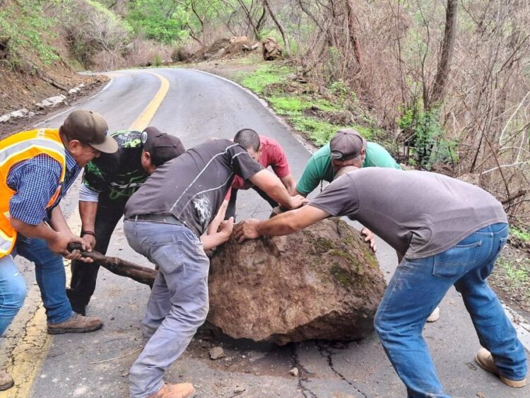 Ayuntamiento de Santa María del Oro atiende deslizamiento en carretera rumbo a la Laguna