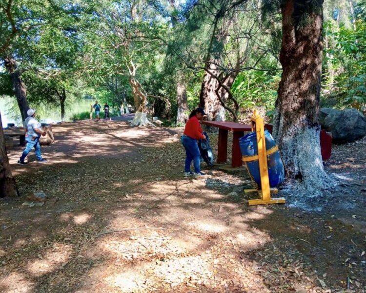 Compostela le apuesta al medio ambiente con jornada de limpieza en el lago