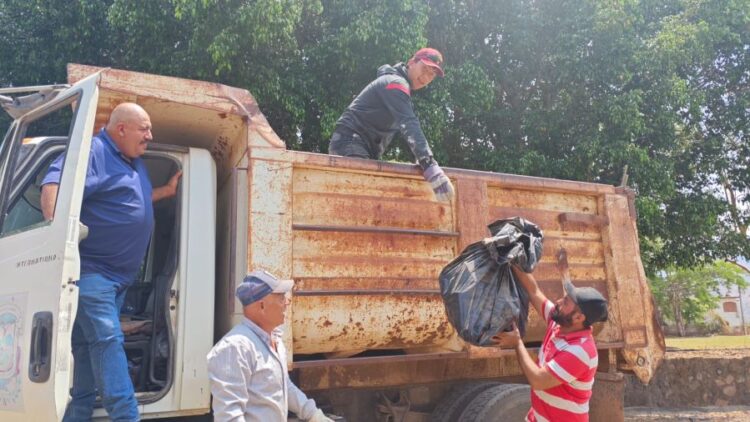 Compostela le apuesta al medio ambiente con jornada de limpieza en el lago