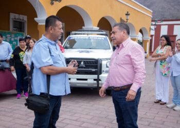 Entrega Toño Cambero patrulla y equipo nuevo a la policía municipal