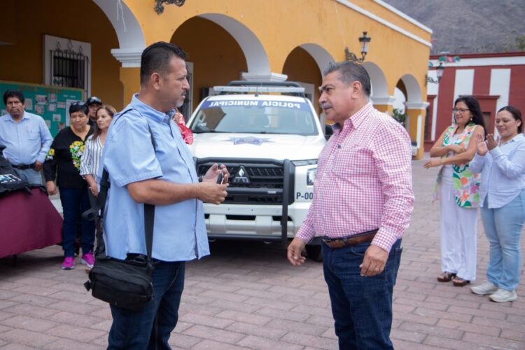 Entrega Toño Cambero patrulla y equipo nuevo a la policía municipal
