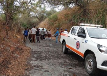 Jóvenes y gobierno se unen para limpiar camino a Valle Verde 