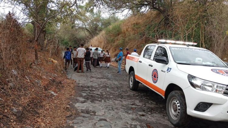 Jóvenes y gobierno se unen para limpiar camino a Valle Verde 
