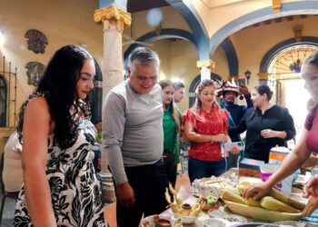 Memo Ramírez convive con la comunidad Wixárika