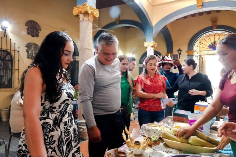 Memo Ramírez convive con la comunidad Wixárika