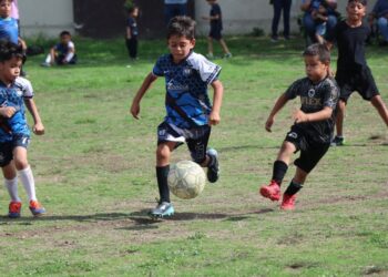 Pasión y futuro en la cancha de futbol