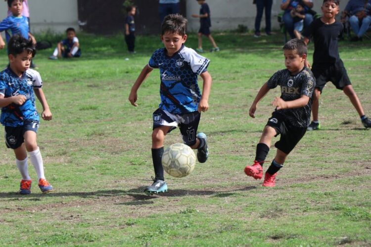 Pasión y futuro en la cancha de futbol
