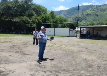 Con primer lanzamiento, presidente de Jala inaugura Liga Regional de Beisbol
