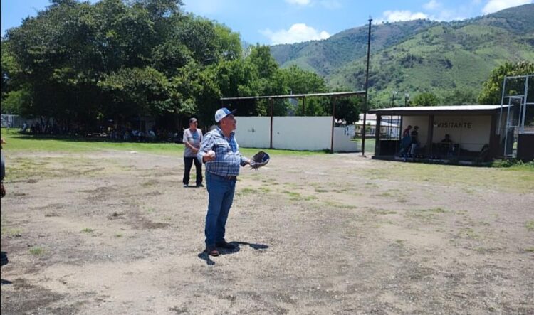 Con primer lanzamiento, presidente de Jala inaugura Liga Regional de Beisbol