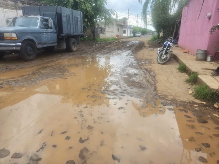 Ahuacatlán enfrenta el desafío de la vialidad con voluntad y acción