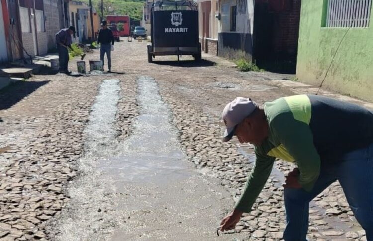 Reparan calles afectadas por lluvias en San Pedro Lagunillas