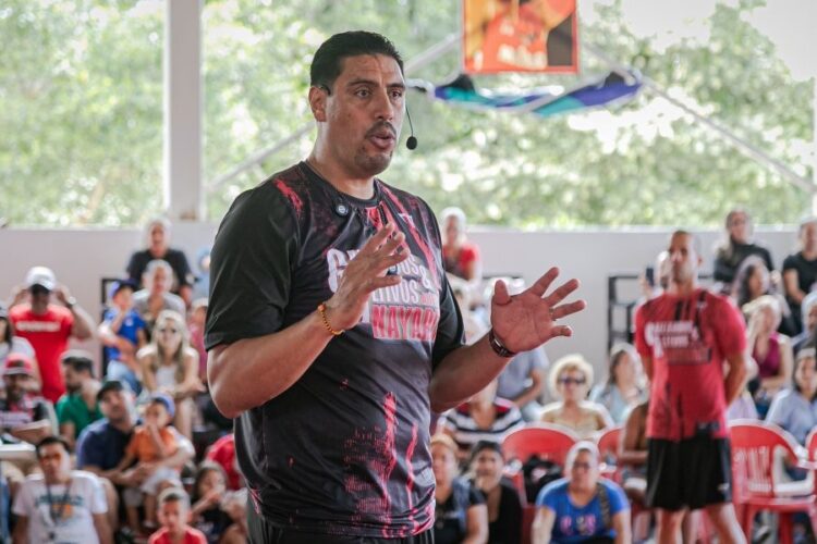 Crece el descontento en Compostela por la gestión de Gustavo Ayón