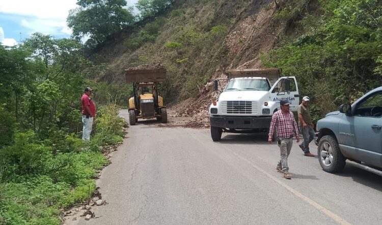 ¡Llueve bonito en Ahuacatlán