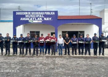 Manolo Andalón entrega uniformes y equipo a la policía de Ahuacatlán