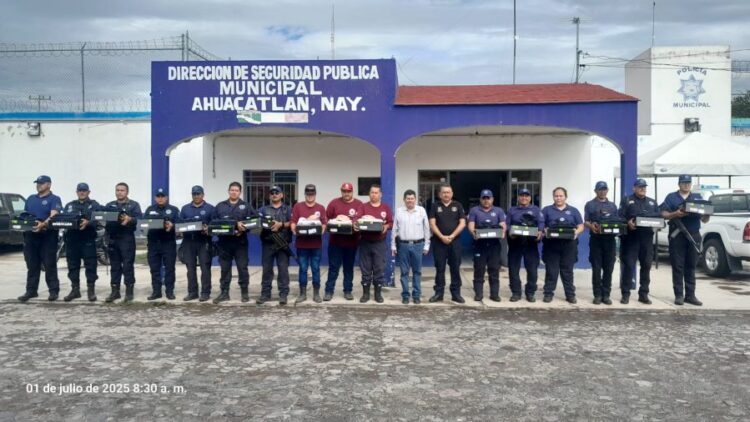 Manolo Andalón entrega uniformes y equipo a la policía de Ahuacatlán