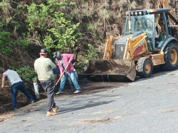 Realizan trabajos de desazolve en el camino hacia Los Aguajes