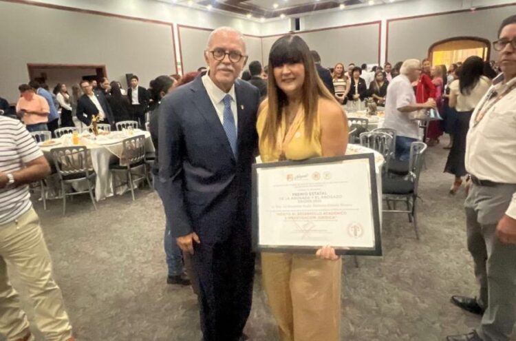 Reconocen a María Dolores Cossio Rivera por su excelencia jurídica en Nayarit