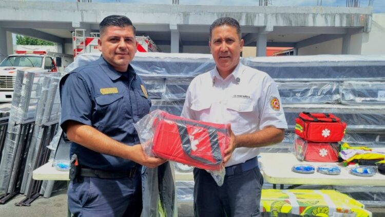 Refuerzan seguridad en zonas turísticas con entrega de equipamiento para guardavidas en Nayarit
