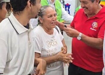Teodora Caro, primera clienta de Mi Bodega Aurrerá, en Ahuacatlán