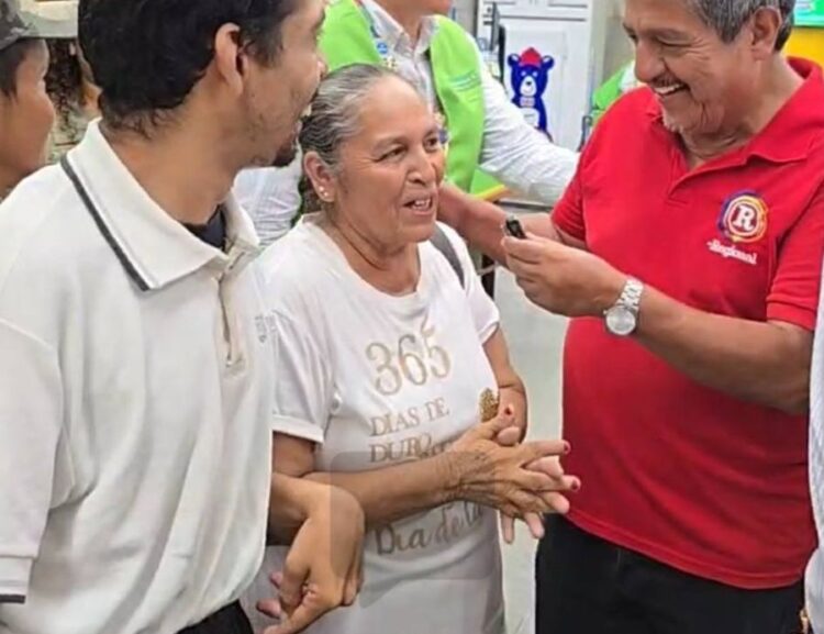 Teodora Caro, primera clienta de Mi Bodega Aurrerá, en Ahuacatlán
