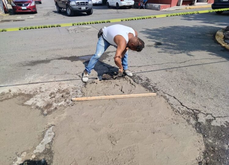 Ahuacatlán refuerza trabajos de bacheo en calles principales