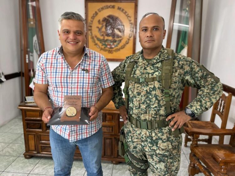 Ahuacatlán refuerza trabajos de bacheo en calles principales