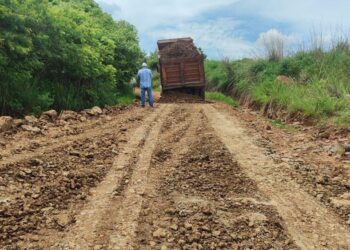 Ahuacatlán refuerza trabajos de bacheo en calles principales