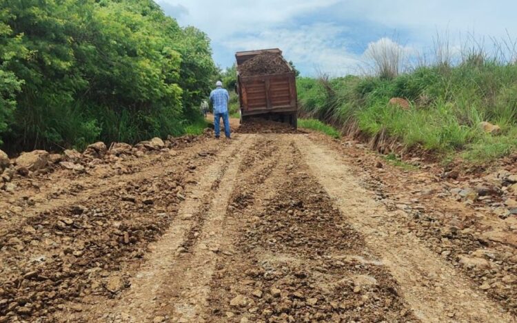Ahuacatlán refuerza trabajos de bacheo en calles principales
