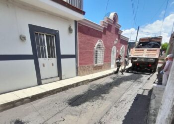 Gobierno de Ahuacatlán repara “El Callejón Chueco”