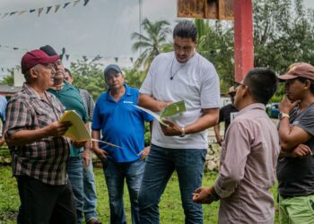 Gustavo Ayón recorre comunidades de Compostela en busca de soluciones