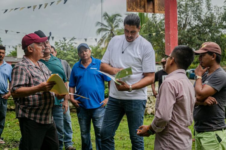 Gustavo Ayón recorre comunidades de Compostela en busca de soluciones